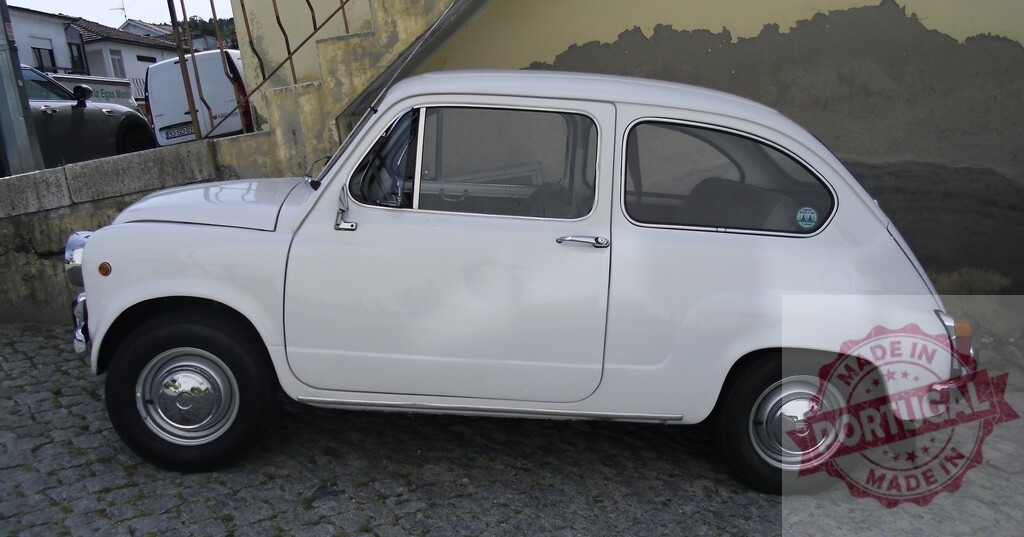 Fiat 600 classic car parked on cobblestone street | White Fiat 600 vintage car parked on a traditional cobblestone street displaying retro style - Realisiert mit Pictrs.com