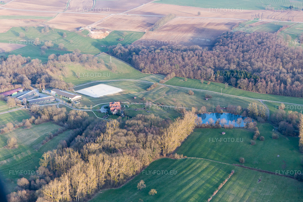 Vue aérienne: Am Froeschenberg, Haras Lerchenberg à Gundershoffen dans le département Bas Rhin, France. Photo: IMG_104977.jpg prise le 21/03/2018 par Werner Riehm/FLY-FOTO.eu – Résolution de l'original: 5472 x 3648 px
