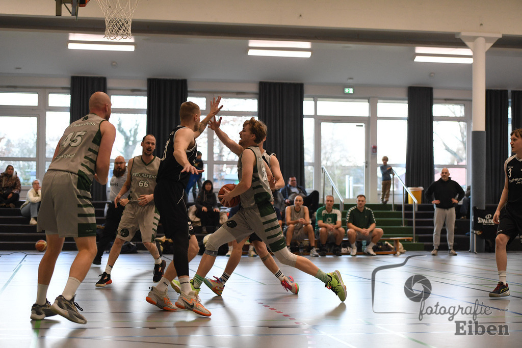 TuS Petersfehn-VfL Edewecht | Basketball Regionalliga; TuS Petersfehn (grau)-VfL Edewecht (schwarz) am 30.11.2025 in Petersfehn (Sporthalle Petersfehn), Photo: Philip Eiben 2025 - Realisiert mit Pictrs.com