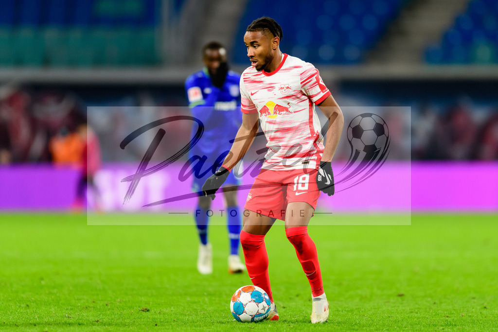 RBLLEV20211128_167 | Fussball, Herren: Christopher Nkunku (RB Leipzig) in Aktion, am Ball, Einzelaktion bei dem Spiel der 1. Bundesliga zwischen RB Leipzig und Bayer 04 Leverkusen in der Red Bull Arena am 28.11.2021 in Leipzig, Deutschland.DFB / DFL REGULATIONS PROHIBIT ANY USE OF PHOTOGRAPHS AS IMAGE SEQUENCES AND/OR QUASI-VIDEO. - Realisiert mit Pictrs.com