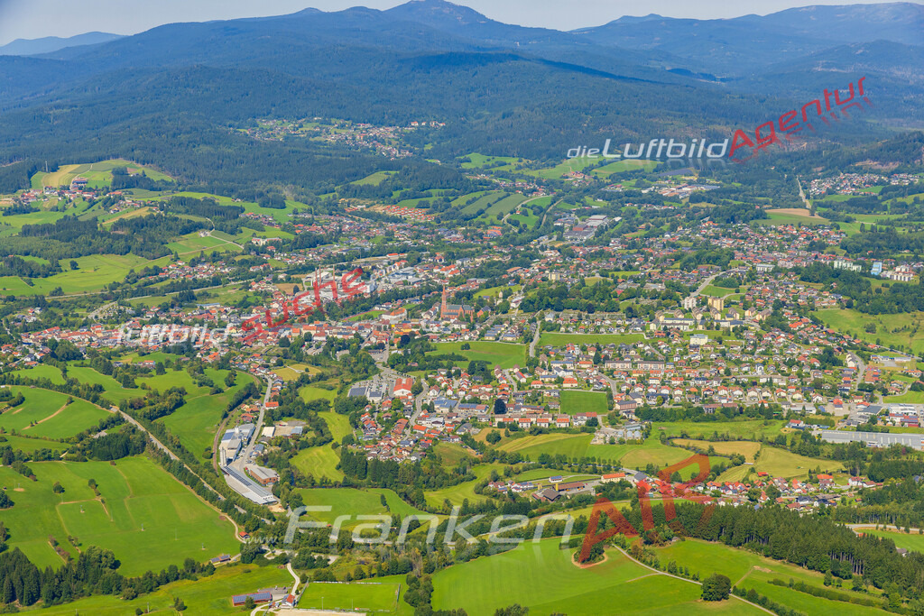 zwiesel-fotograf-luftaufnahmen-5266-jahr-2025 | Luftaufnahme von  Zwiesel - Die Luftaufnahme wurde 2025 vom UL-Flugzeug heraus erstellt ( keine Drohne ) - Hochauflösende Luftaufnahme - für professionelle Ausdrucke geeignet. Die Geschenkidee !Mit Lizenz und Bildrechte bestellbar