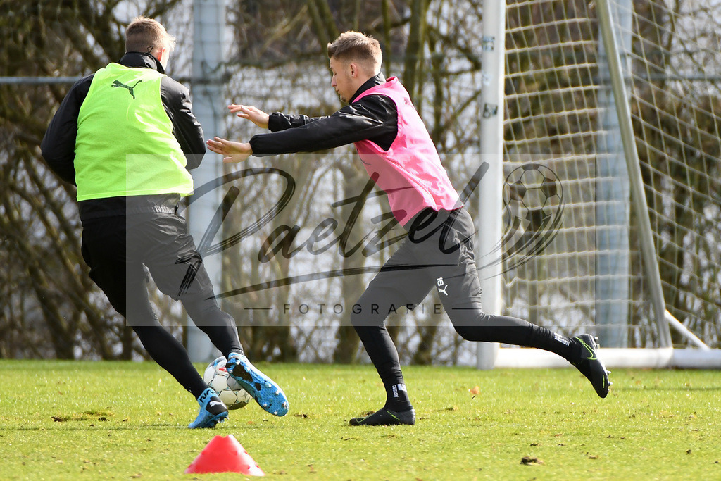 20200229_TRAOSN_0050 | Fussball, Herren: Sebastian Klaas (VfL Osnabrueck) in Aktion, am Ball, Einzelaktion waehrend der Trainingseinheit des VfL Osnabrueck im Sportpark Illoshoehe am 29.02.2020 in Osnabrueck, Deutschland. - Realisiert mit Pictrs.com