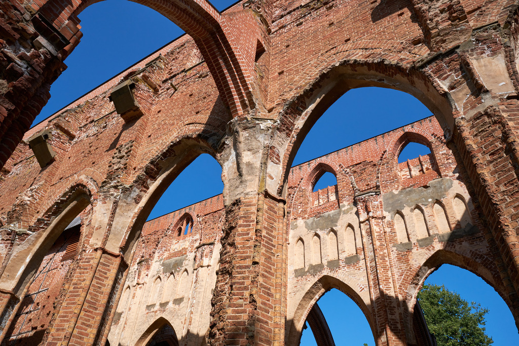 Blick auf die Ruine Dom zu Tartu | Tartu, Estland - August 23, 2022: Blick auf die Ruine Dom zu Tartu. - Realisiert mit Pictrs.com
