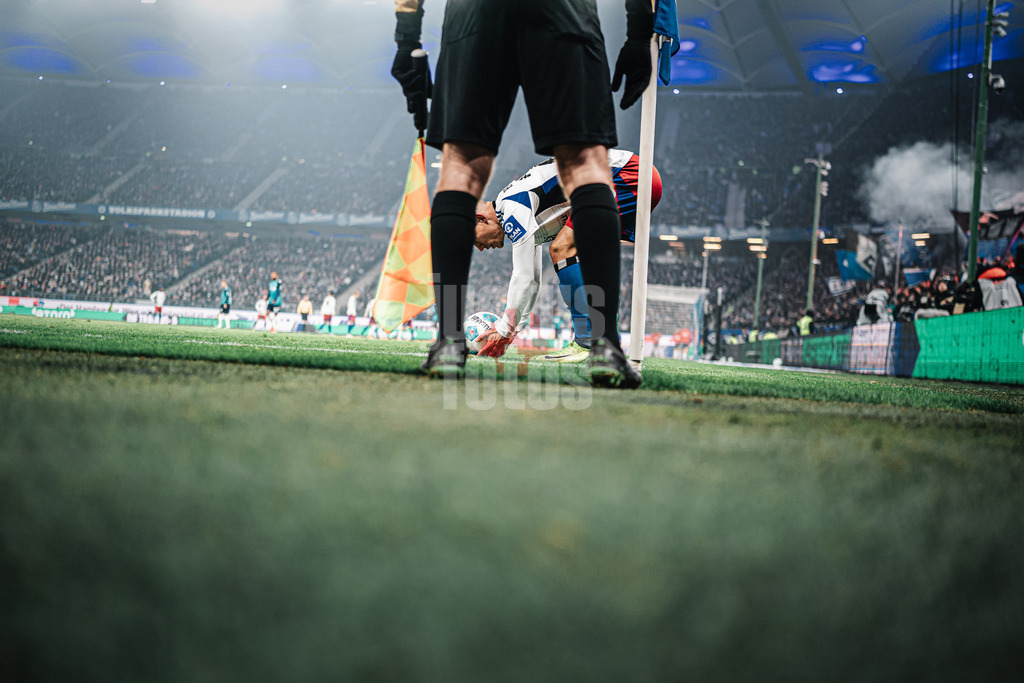 Fußball | Männer | Saison 2024/2025 | 2. Fußball-Bundesliga | 18. Spieltag | Hamburger SV vs. 1. FC Köln | 18.01.2025 | Miro Muheim (#28, HSV) legt sich den Ball zur Ecke bereit