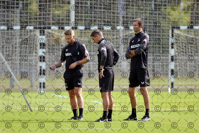 RGE_5602b | Hertha BSC, 2.Bundesliga, Herren, Saison 2025/26, Training, von li. Patrick Ebert  Co-Trainer ( Hertha BSC ), Stefan Leitl Trainer ( Hertha BSC ), Andre Mijatovic Co- Trainer ( Hertha BSC),  Montag 08.09. 2025,    Foto:  Ralf Gebhardt - Realisiert mit Pictrs.com