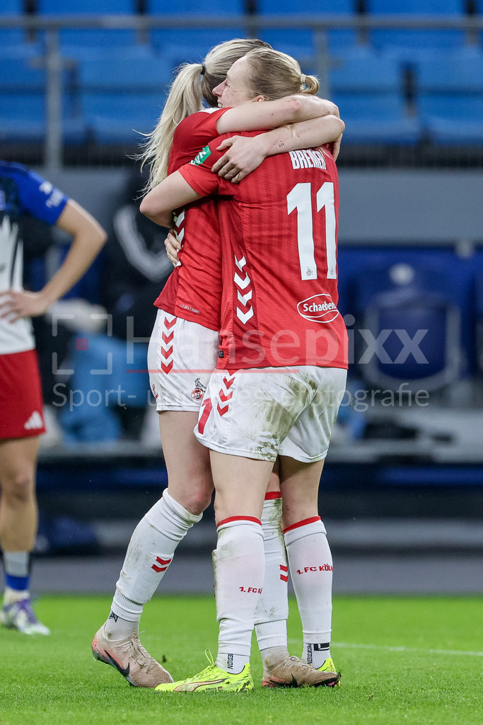 Fussball, Google Pixel Frauen-Bundesliga, Hamburger SV - 1. FC Köln | v.li.: Torschützin Sandra Maria Jessen (1. FC Köln, 6) und Pauline Bremer (1. FC Köln, 11) mit Torjubel, Jubel, jubeln, jubelt, optimistisch, Spielszene, Highlight, Freude über das Tor zum 0:2, DIE DFB-RICHTLINIEN UNTERSAGEN JEGLICHE NUTZUNG VON FOTOS ALS SEQUENZBILDER UND/ODER VIDEOÄHNLICHE FOTOSTRECKEN. DFB REGULATIONS PROHIBIT ANY USE OF PHOTOGRAPHS AS IMAGE SEQUENCES AND/OR QUASI-VIDEO.