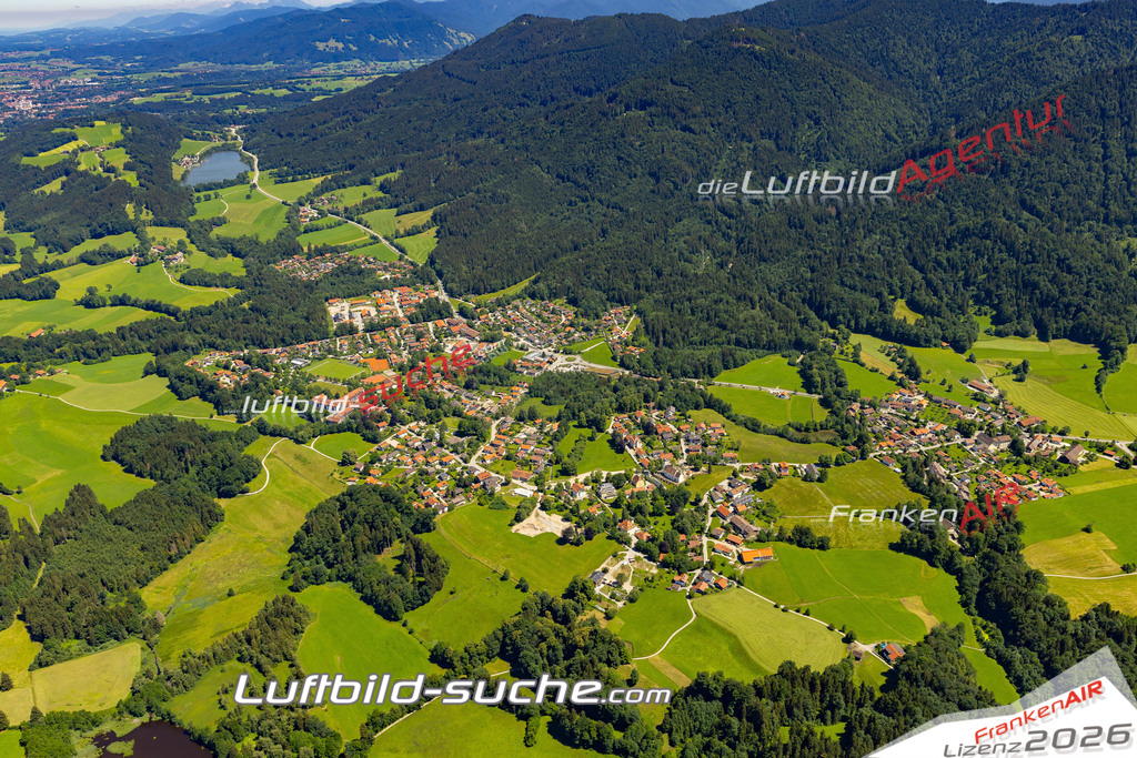 Aktuelles Luftbild von  Bad Heilbrunn - Die Luftaufnahme wurde 2022 mittels UL-Flugzeug erstellt ( keine Drohne ) - hochauflösende Kamera-Systeme von  Canon -Beste Qualität - Für grossformatige Ausdrucke geeignet. Die Geschenkidee !