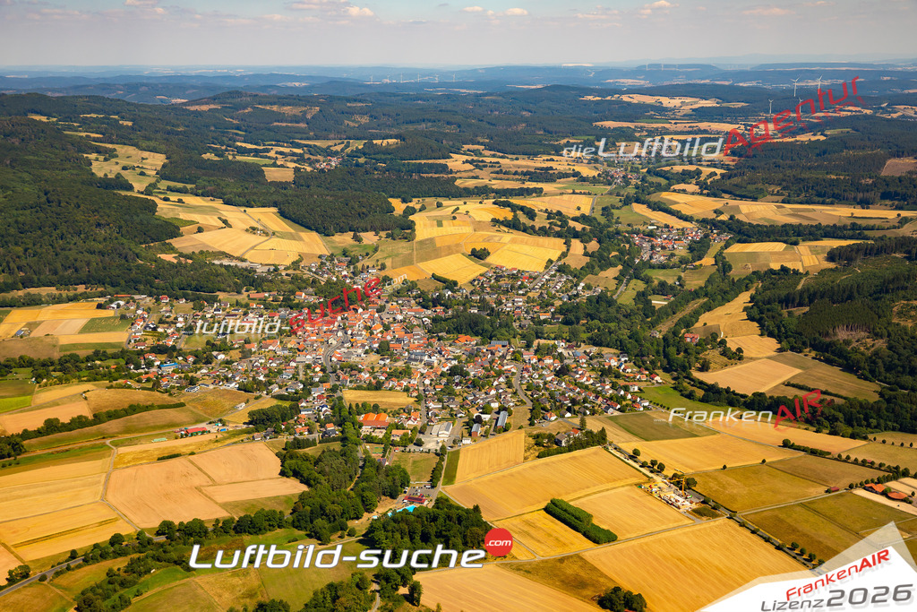 Das Luftbild der Stadt Oberaula wurde 2022 vom Flugzeug heraus erstellt (keine Drohnen-Aufnahmen) Aufnahmehöhe ca.450 Meter- hohe Bildauflösung und Druck-Qualität. Garantiert!