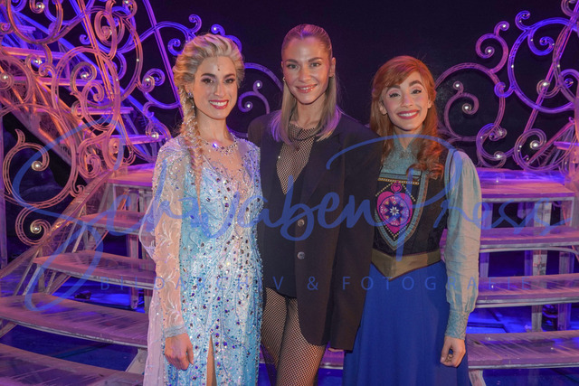 261124Ho915 | Ann Sophie (Elsa), Valentina Pahde, Abla Alaoui (Anna) Musicalpremiere Die EiskoeniginBlauer Teppich und Schneefall, Premiere zum Musical Disneys Die Eiskoenigin mit Promis am blauen Laufsteg. Deutschland, Stuttgart, Stage Apollo Theater, 22.11.2024
