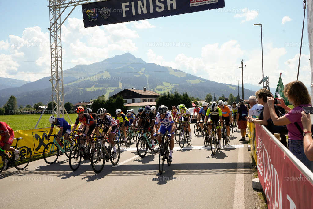 446_20230817_Bewerb_Maenner_Muehlanger | AUT - OESTERREICH, 2023-08-16: SPORT RENNRAD-FAHREN - 55. INTERNATIONALER RADWELTPOKAL IN ST. JOHANN IN TIROL  - Vintage-Radrennen mit WM-Bronze-Medaillen-Siegerin Christina Schweinberger, den Teilnehmer und Alexander Baumann (vom Orginastions-Team) - TAG 2 BEWERB MAENNER IN SECHS GRUPPEN  ; Foto: Roland Muehlanger