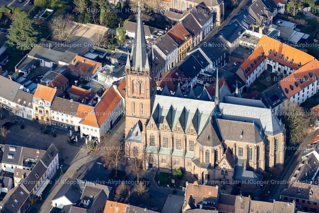 Luftbild Krefeld Hüls-8129 | Luftbildfotografie Kirchengebäude " Pfarrkirche St. Cyriakus " an der Hülser Markt, Zur Klausur, Rektoratsstraße in Krefeld im Ruhrgebiet im Bundesland Nordrhein-Westfalen, Deutschland - Realisiert mit Pictrs.com