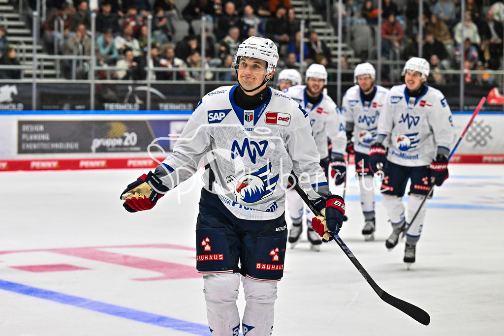 Augsburger Panther - Adler Mannheim | Jubel der Adler nach dem Treffer zum 6-3 durch Kristian REICHEL (Adler Mannheim 11)/ Tor / Torschuetze / Freude / Happy / DEL: Augsburger Panther - Adler Mannheim; Curt Frenzel Stadion am 14.09.2025