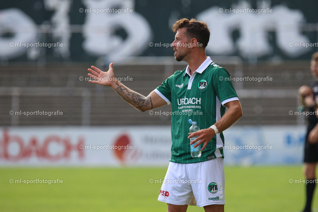 Fußball I Herren I Saison 2025/2026 I Regionalliga Nord I 10. Spieltag I VfB Lübeck - FSV Schöningen | Manuel Farrona Pulido (10, VfB Lübeck) hilft der Mannschaft nach seiner Auswechslung von außen - Realisiert mit Pictrs.com