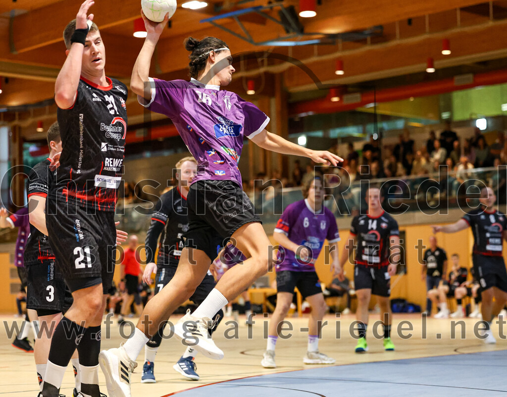 2024-09-21_070_SpVgg_Altenerding_gegen_TSV_1861_Mainburg | Erding, Deutschland, 21.09.2024:Handball, Bezirksoberliga Männer 2024 / 2025, 1. Spieltag, SpVgg Altenerding gegen TSV 1861 Mainburg, Endergebnis: 36:20Michael Fischbäck (TSV 1861 Mainburg, #21), Luis Leitner (SpVgg Altenerding, #26)Foto: Christian Riedel / fotografie-riedel.net