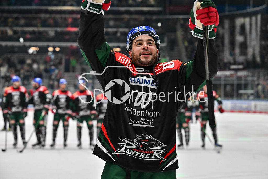 Augsburger Panther - Nürnberg Ice Tigers | Die Spieler der Panther feiern zusammen mit ihren Fans den Heimsieg gegen Nuernberg / DEL: Augsburger Panther - Nuernberg Ice Tigers, Curt Frenzel Stadion am 03.01.2025 / Nicholas BAPTISTE (Augsburger Panther 73)