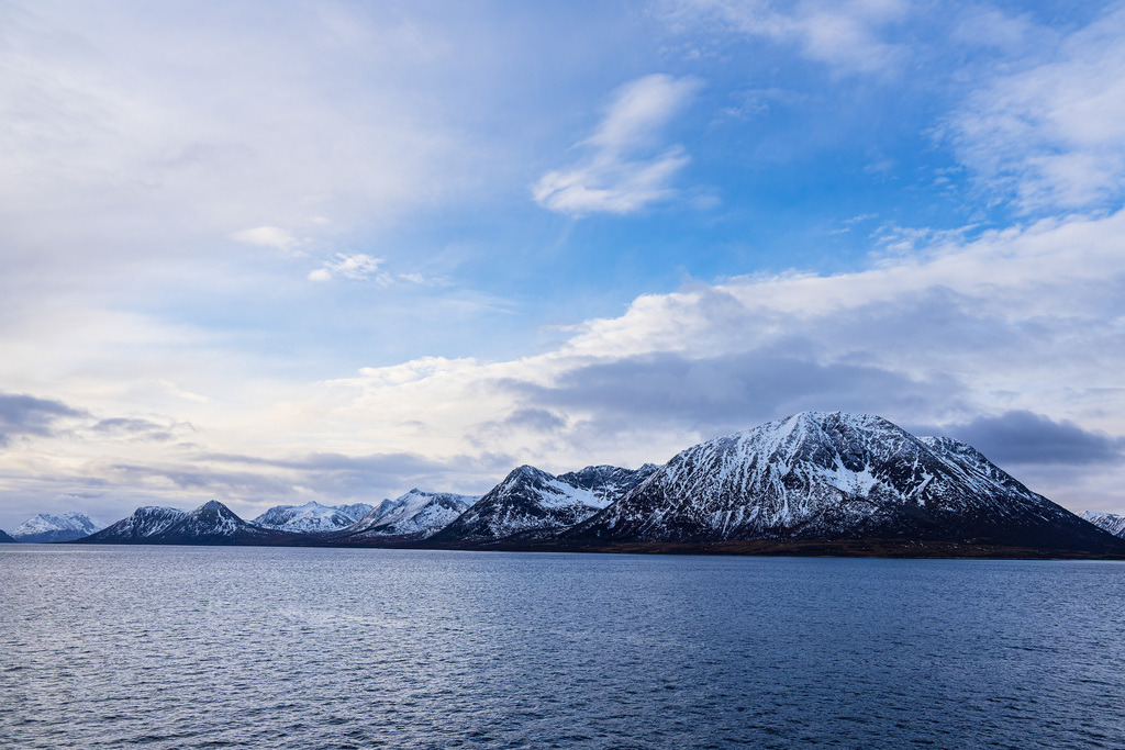 Berge und Felsen im Winter nahe der Vesterålen in Norwegen | Berge und Felsen im Winter nahe der Vesterålen in Norwegen.