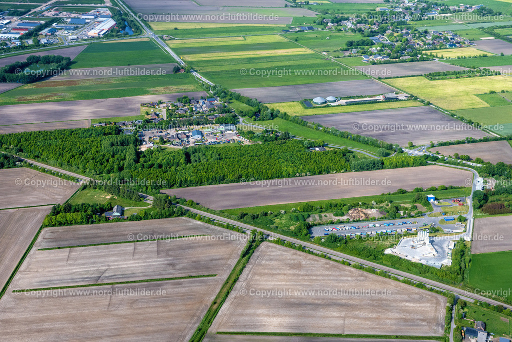 Niebüll_Legerade_ELS_9925300523 | RISUM-LINDHOLM 30.05.2023 Landschaft vorwiegend landwirtschaftlich genutzte Felder mit angrenzenden Wald- und Forstflächen " Legerade " in Risum-Lindholm Nordfriesland im Bundesland Schleswig-Holstein, Deutschland. // Agricultural fields with adjacent forest and forest areas " Legerade " in Risum-Lindholm North Friesland in the state Schleswig-Holstein, Germany. Foto: Martin Elsen
