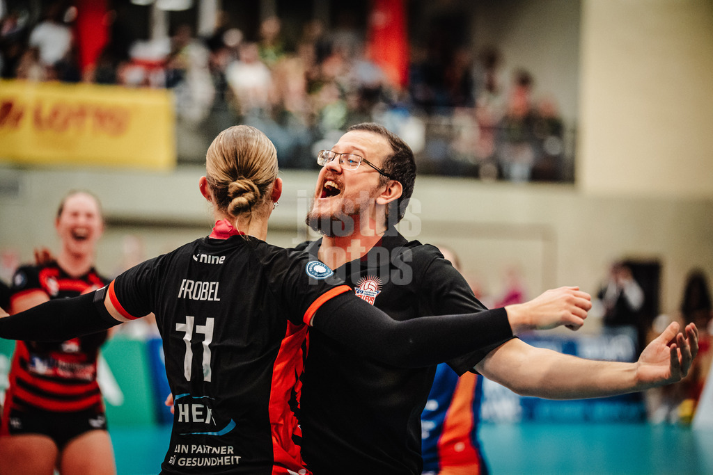 Volleyball | Frauen | Saison 2025/2026 | Volleyball Bundesliga | ETV Hamburger Volksbank Volleys vs. Ladies in Black Aachen | 29.10.2025 | v.l. Svea Frobel (#11, ETV Hamburger Volksbank Volleys) und Trainer Markus Friedrich (ETV Hamburger Volksbank Volleys) jubeln