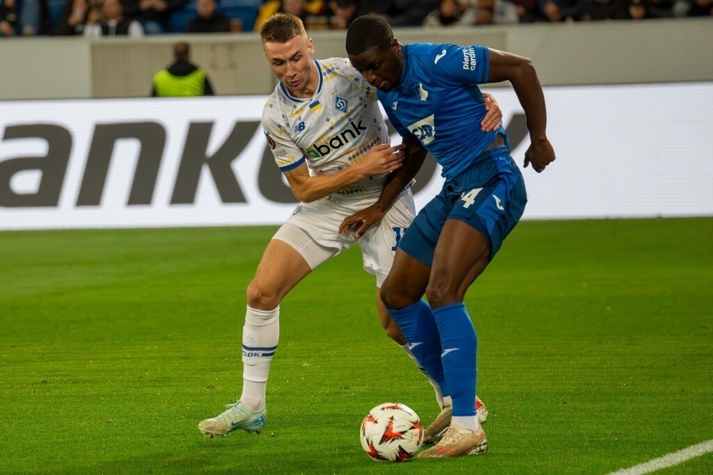 Fußball UEFA Europa League, Saison 2024/25, 2. Spieltag: TSG Hoffenheim gegen Dynamo Kiew. Bild: Intensiver Zweikampf zwischen Stanley Nsoki (34, Hoffenheim) und Vladyslav Vanat (11, Kiew) | Fußball UEFA Europa League, Saison 2024/25, 2. Spieltag: TSG Hoffenheim gegen Dynamo Kiew. Bild: Intensiver Zweikampf zwischen Stanley Nsoki (34, Hoffenheim) und Vladyslav Vanat (11, Kiew) - Realisiert mit Pictrs.com