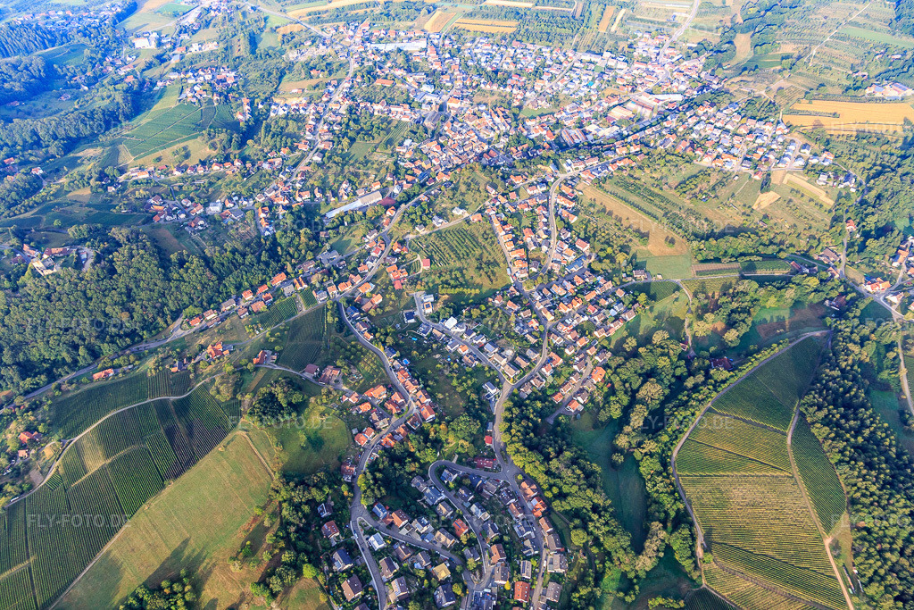 Luftbild: Ortsübersicht zwischen Weinbergen in Lauf im Bundesland Baden-Württemberg in Deutschland. Foto: IMG_008819.jpg vom 20.09.2020 durch Werner Riehm/FLY-FOTO.de