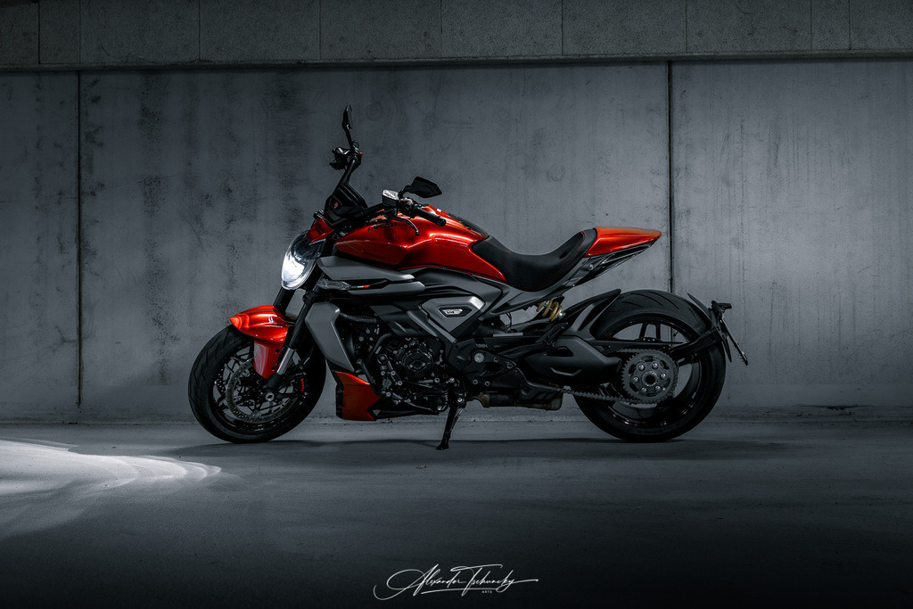 Ducati xDivael V4 | Entdecken Sie die faszinierende Welt von Alexander Tschuncky Arts: Kreative Fotografie, atemberaubende Automobilkunst und hochwertiger Bilderdruck. Lassen Sie sich inspirieren! - Realisiert mit Pictrs.com
