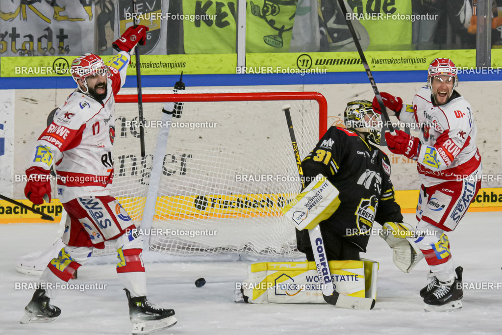 02.11.2025: DEL2  Krefeld Pinguine - Eispiraten Crimmitschau | Krefeld, Deutschland, 02.11.2025: Felix Bick (Krefeld Pinguine) schaut beim Tor für die Gäste während des DEL2-Spiels zwischen Krefeld Pinguine - Eispiraten Crimmitschau am 02.11. 2025 in der Yayla-Arena in Krefeld, Deutschland. (Foto Ralph Görtz / Brauer-Fotoagentur)  (Krefeld Pinguine)