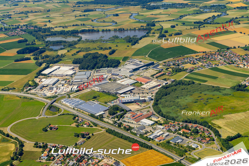 Die Luftaufnahme Gewerbegebiet Michelsdorf - Cham wurde 2022 vom Flugzeug aus (keine Drohne) erstellt. Hohe Auflösung -für große Poster und Wandbilder geeignet - Garantiert!
