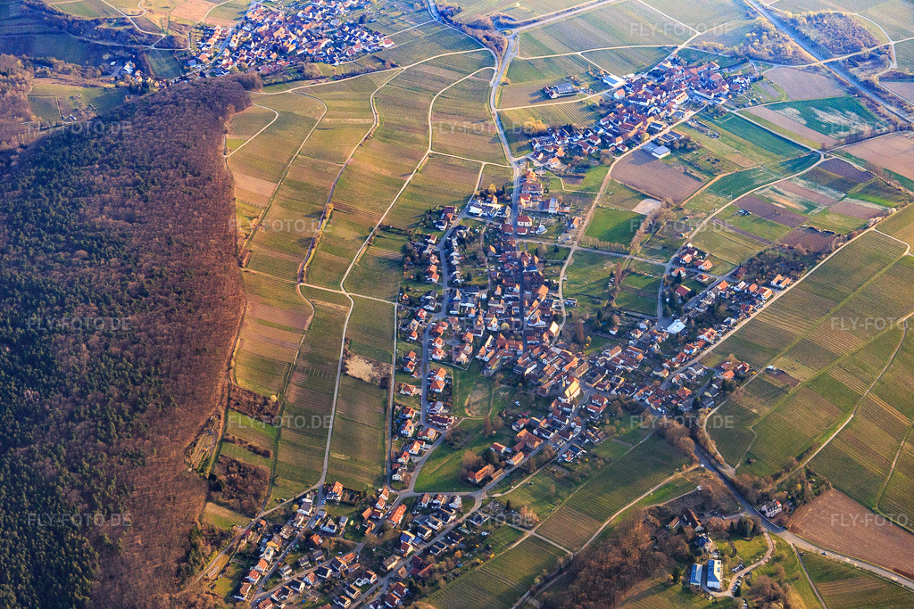 Luftbild: Ortsansicht von Südwesten im Ortsteil Pleisweiler in Pleisweiler-Oberhofen im Bundesland Rheinland-Pfalz in Deutschland. Foto: IMG_076743.jpg vom 28.03.2015 durch Werner Riehm/FLY-FOTO.de
