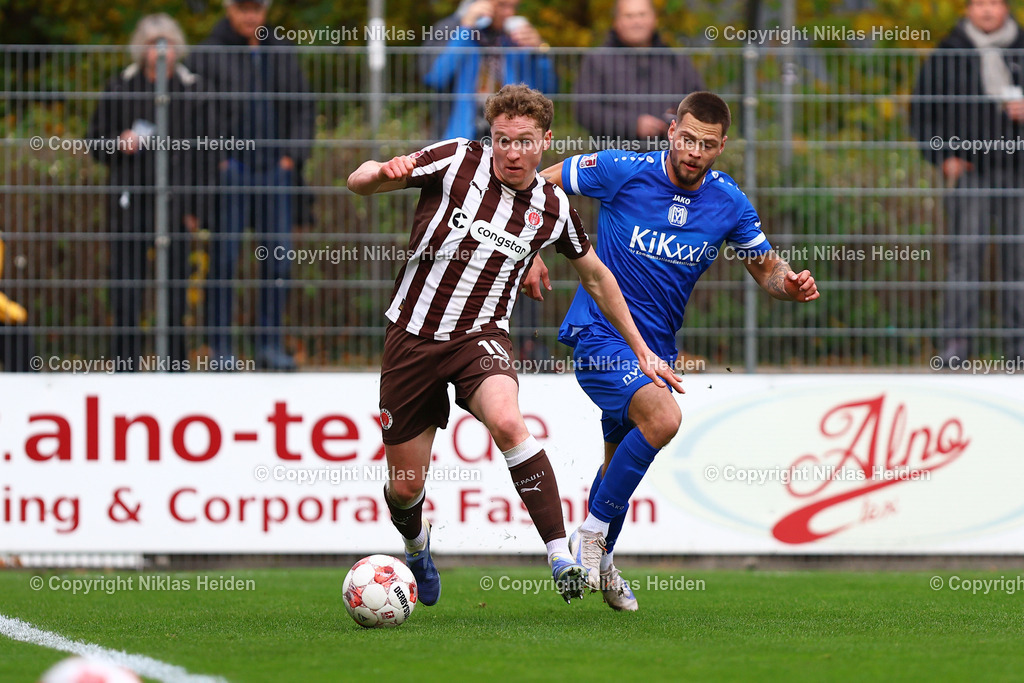 NH_FCStPauliU23_SVMeppen_RegionalligaNord_02112025 | #10 Rawley Angus St John (FC St. Pauli U23), #10 Julian Ulbricht (SV Meppen)Fußball I Herren I Regionalliga Nord I Saison 2025-2026 I 17. Spieltag I FC St. Pauli U23 - SV Meppen I 02.11.2025 I Edmund-Plambeck-Stadion