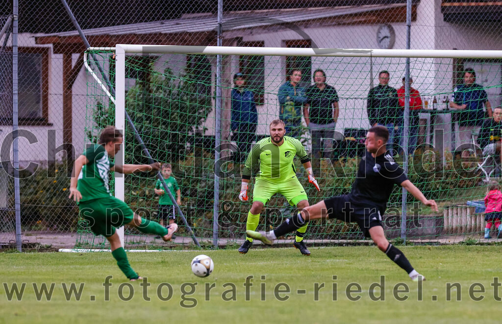 2023-07-25_081_SpVgg_Neuching_gegen_FC_Finsing | Neuching, Deutschland, 25.07.2023:
Fußball, A-Klasse 2023 / 2024, Toto Pokal, SpVgg Neuching gegen FC Finsing, Endergebnis: 2:4

Til Koschewa (SpVgg Neuching, #9), Torwart Daniel Schröder (FC Finsing, #1), Kilian Schmitt (FC Finsing, #8)

Foto: Christian Riedel / fotografie-riedel.net