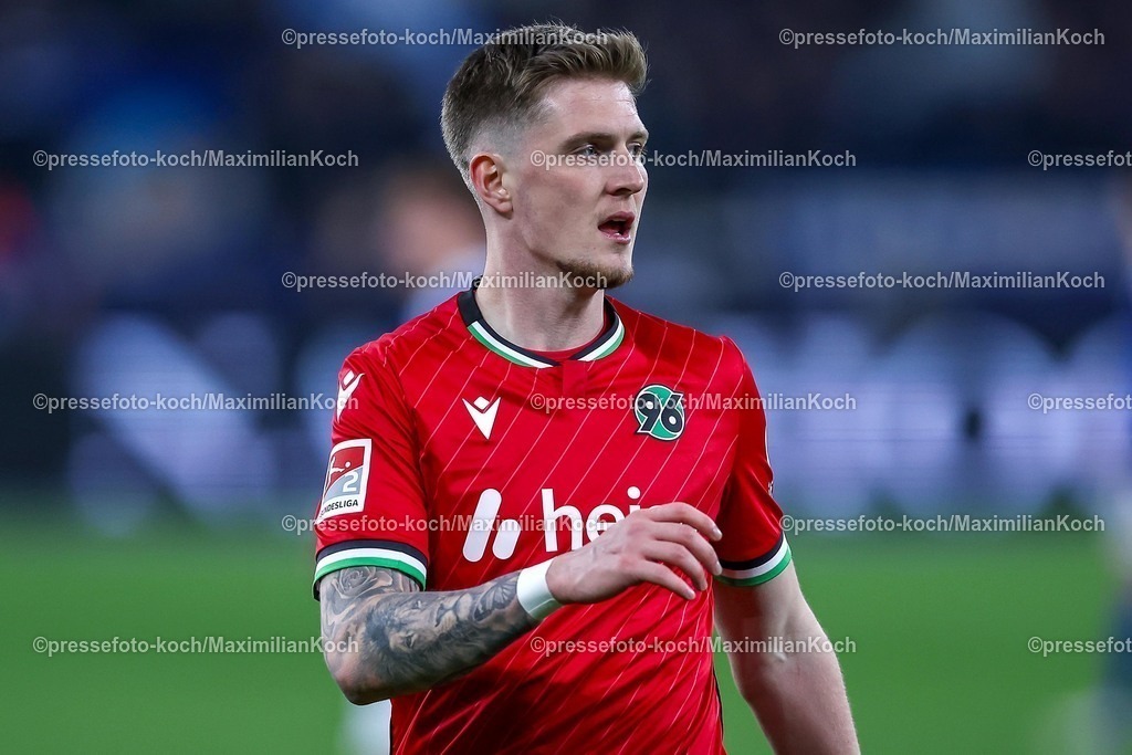 S0414032502212 | 14.03.2025, Fußball, FC Schalke 04 - Hannover 96, 2.. Fußball Bundesliga, 26. Spieltag, Veltins-Arena Gelsenkirchen, Saison 2024 2025: Josh Knight (Hannover96 #2)DFB regulations prohibit any use of photographs as image sequences and or quasi-video.