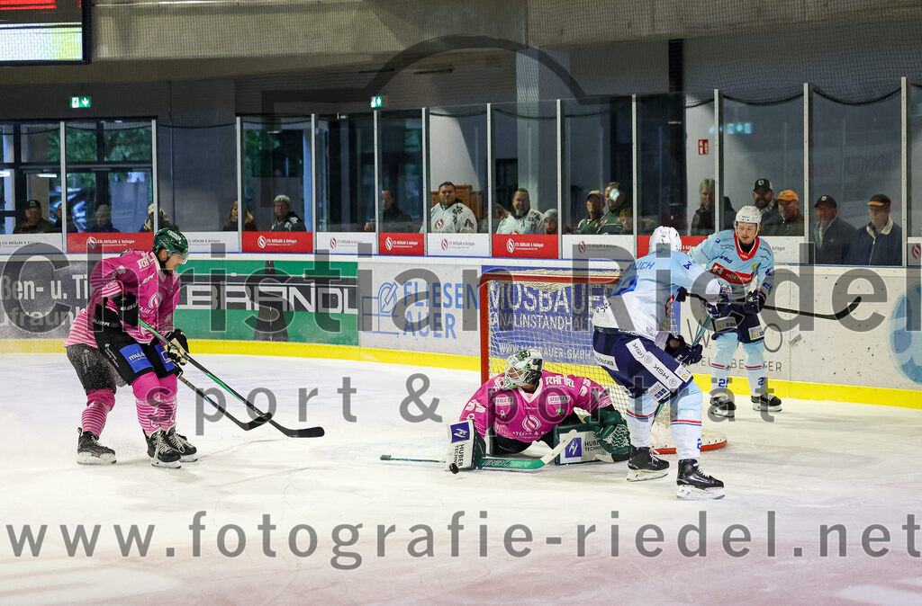 2025-10-05_044_TSV_Erding_gegen_Heilbronner_Falken | Erding, Deutschland, 05.10.2025:Eishockey, Oberliga Süd 2025 / 2026, 6. Spieltag, TSV Erding gegen Heilbronner Falken, Endergebnis: 3:1Louis Trattner (Erding Gladiators, #7), Torwart Leon Meder (Erding Gladiators, #39)Foto: Christian Riedel / fotografie-riedel.net