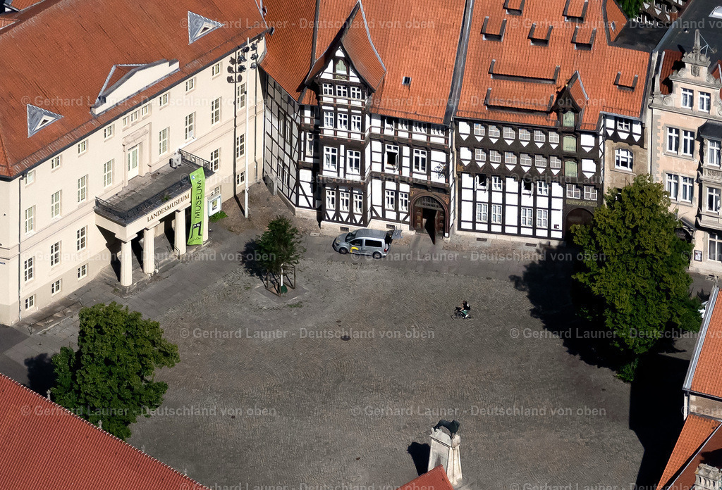 4035293A | BRAUNSCHWEIG 31.07.2020 Platz- Ensemble Burgplatz mit dem Museum Burg Dankwarderode und dem Braunschweiger Dom im Innenstadt- Zentrum in Braunschweig im Bundesland Niedersachsen, Deutschland. // Square- Ensemble Burgplatz with the museum Dankwarderode Castle and Braunschweig Cathedral in the city centre of Braunschweig in the federal state of Lower Saxony, Germany. Foto: Gerhard Launer