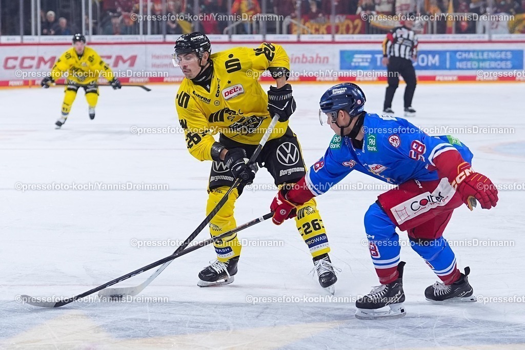 xYDRx30112501010 | 30.11.2025, xydrx, Eishockey, DEL2, Düsseldorfer EG - Krefeld Pinguine, PSD Bank Dome Düsseldorf: Daniel Bruch (Krefeld Pinguine #26) im Zweikampf gegen Max Balinson (Düsseldorfer EG #58)Photo: xYannisxDreimannxPressefotoKochx