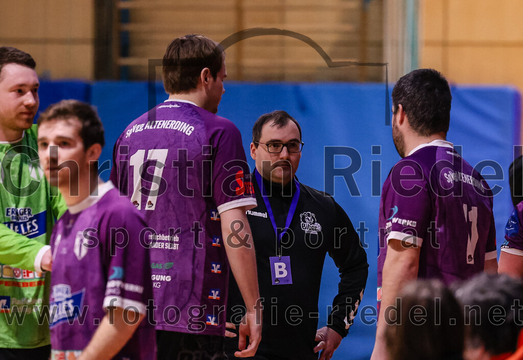2024-12-14_004_SpVgg_Altenerding_gegen_MTV_Pfaffenhofen | Erding, Deutschland, 14.12.2024:Handball, Bezirksoberliga Männer 2024 / 2025, 10. Spieltag, SpVgg Altenerding gegen MTV Pfaffenhofen, Endergebnis: 32:30Niklas Fleps (SpVgg Altenerding, #17), Trainer Simon Klawe (SpVgg Altenerding), Christian Loris (SpVgg Altenerding, #11)Foto: Christian Riedel / fotografie-riedel.net