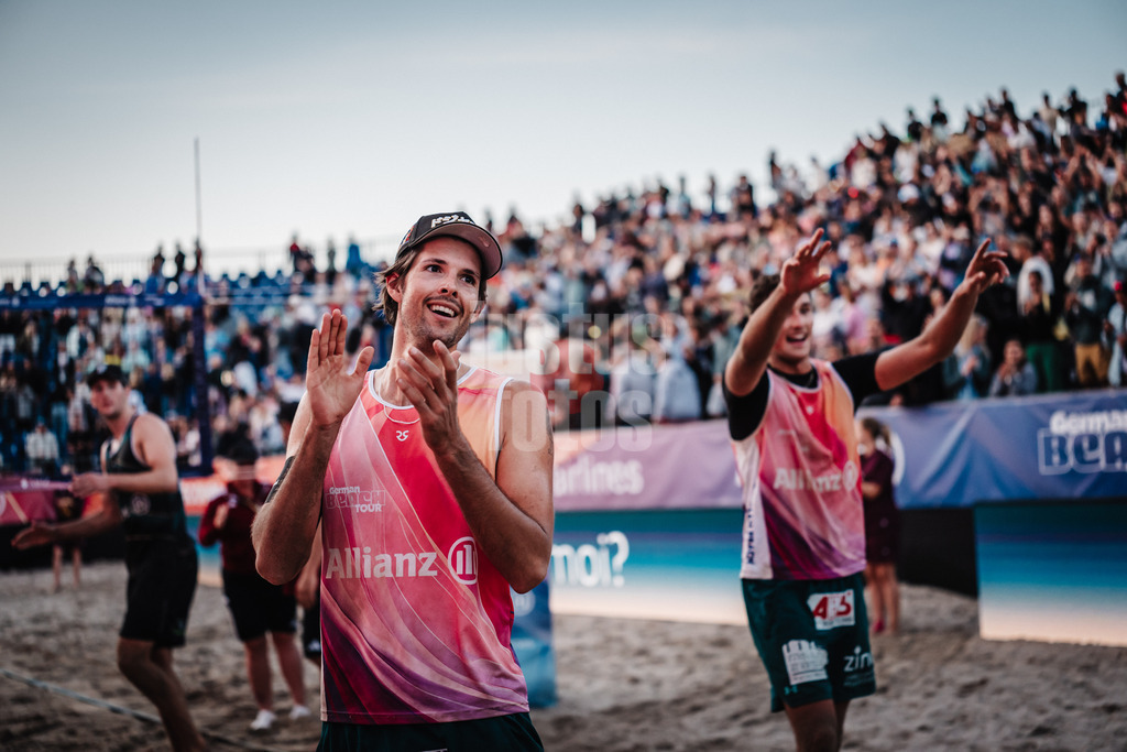 Beachvolleyball | Männer | Deutsche Meisterschaften 2025 Timmendorfer Strand | 05.09.2025 | v.l. Niklas Held und Hennes Nissen jubeln nach dem Sieg