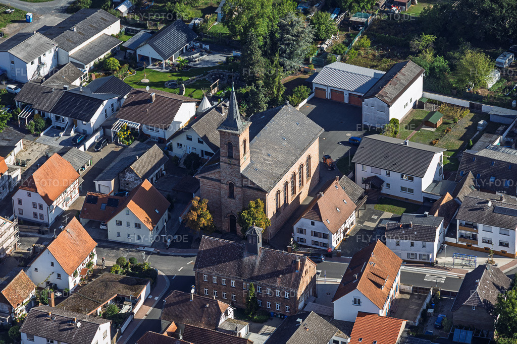 Luftbild: Evangelische Kirche Sickenhofen im Ortsteil Sickenhofen in Babenhausen im Bundesland Hessen in Deutschland. – Foto: IMG_158989.jpg vom 22.09.2026 durch Werner Riehm/FLY-FOTO.de – Auflösung des Originals: 5576 x 3717 px – Förderverein der Hergershäuser Kirche i.Gr.