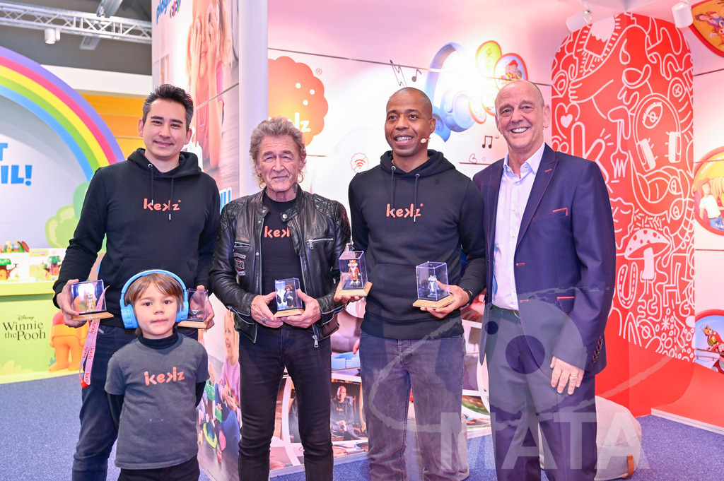 _DWA7169 | Adin Mumma, Peter Maffay , Carl Simon Taylor und....  bei Presse Konferenz auf der Stand Play Mobil bei der Spielwarenmesse in Messe Nürnberg. Nürnberg, 31.01.2023 - Realisiert mit Pictrs.com