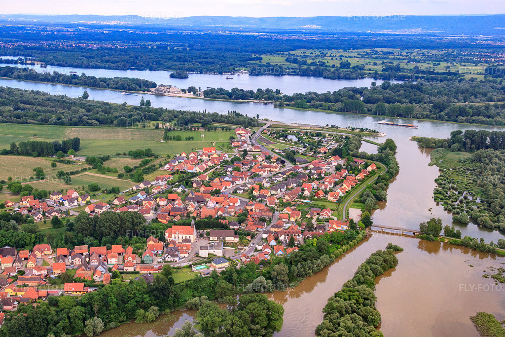 Luftbild: Dorfansicht aus Westen an der Mündung der Sauer in den Rhein in Munchhausen im Bundesland Bas-Rhin in Frankreich. – Foto: IMG_28764.jpg vom 14.06.2010 durch Werner Riehm/FLY-FOTO.de – Auflösung des Originals: 4752 x 3168 px