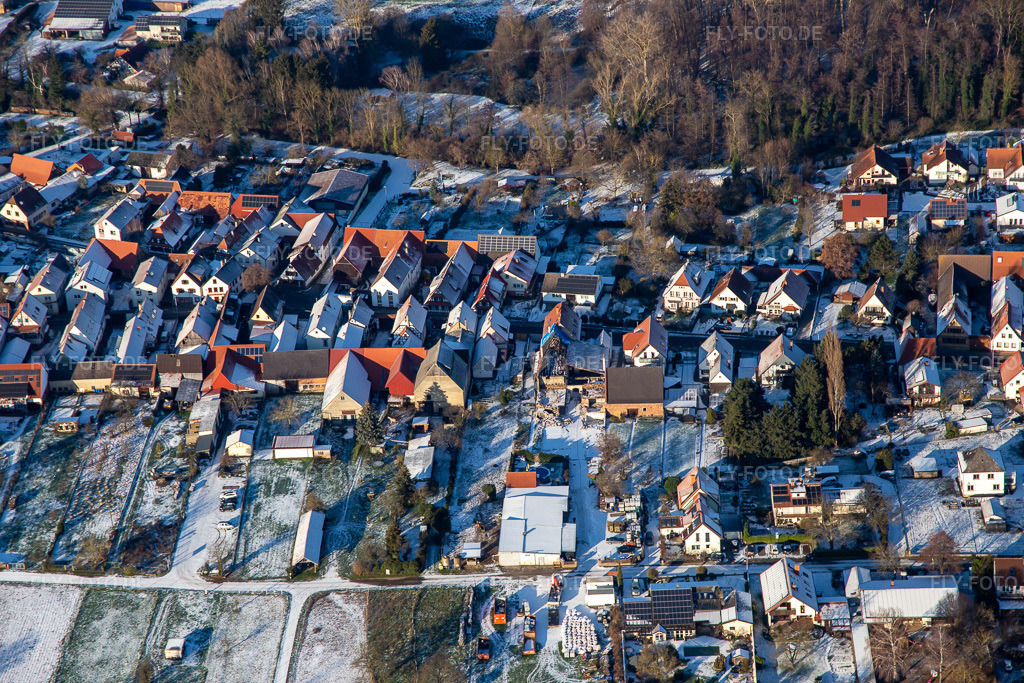 Luftbild: im Winter bei Schnee in Winden im Bundesland Rheinland-Pfalz in Deutschland.Foto: IMG_135629.jpg vom 16.12.2022 durch Werner Riehm/FLY-FOTO.deAuflösung des Originals: 5472 x 3648 px