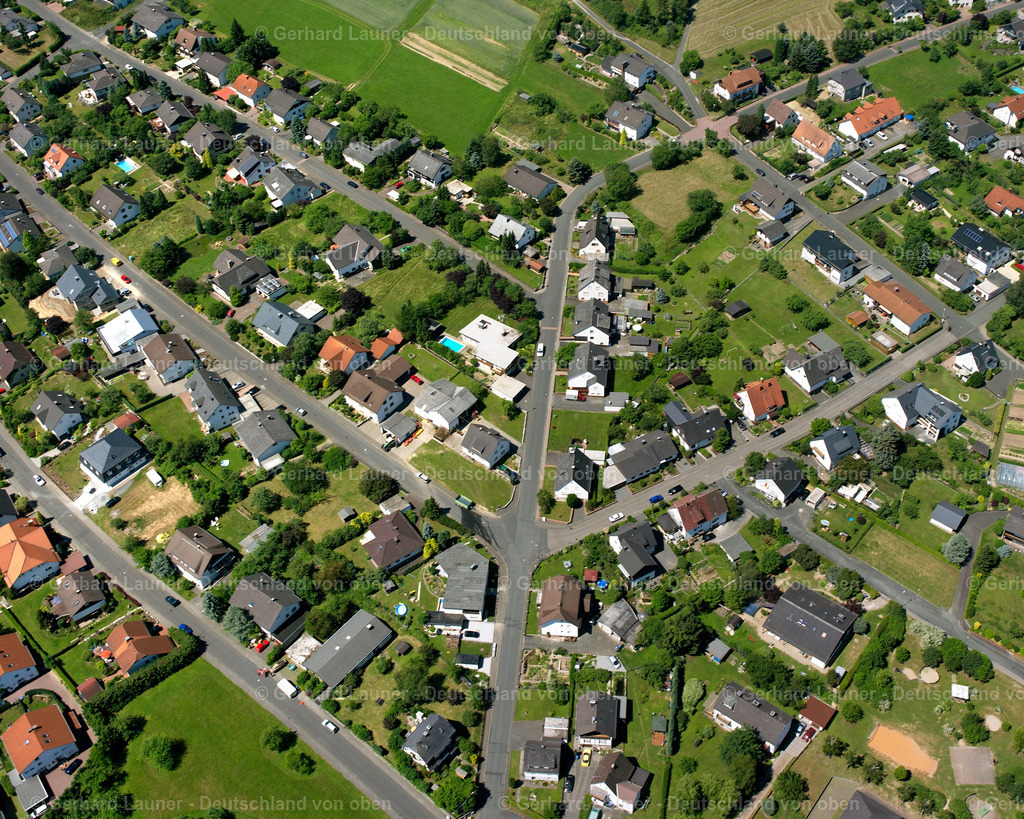 2610596 | WISSENBACH 09.06.2006 Wohngebiet einer Einfamilienhaus- Siedlung  in Wissenbach im Bundesland Hessen, Deutschland // Single-family residential area of settlement  in Wissenbach in the state Hesse, Germany Foto: Gerhard Launer