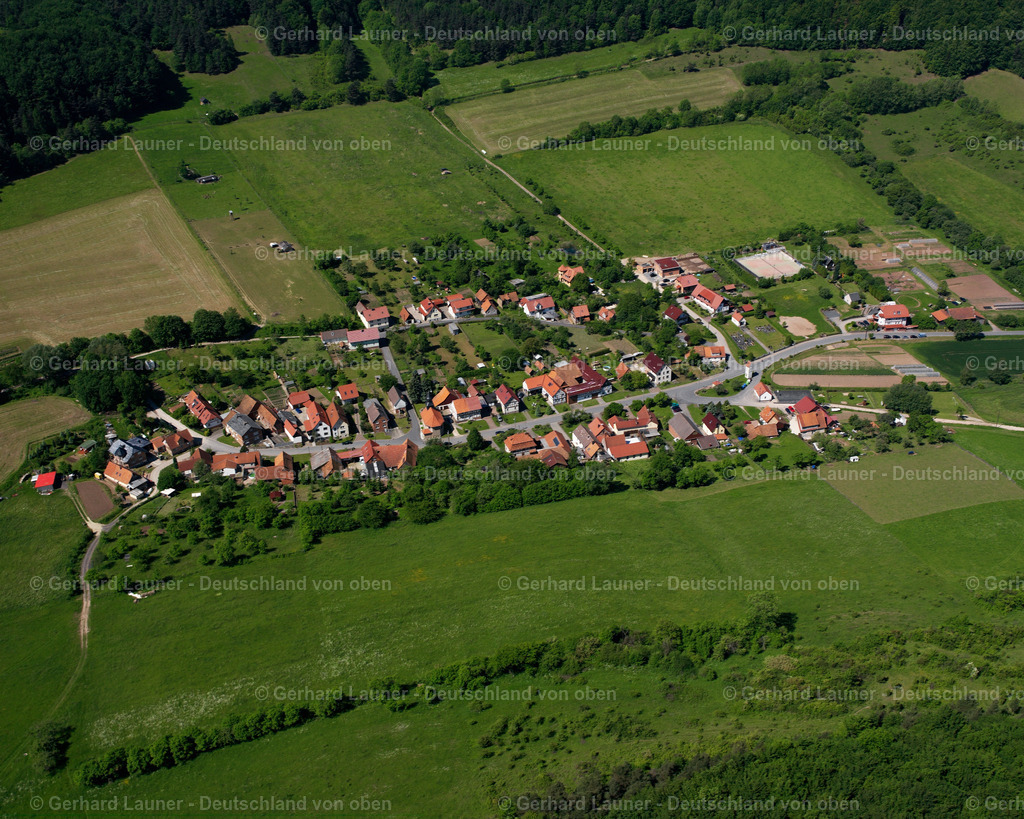 2634087 | SCHöNHAGEN 09.06.2006 Landwirtschaftliche Nutzflächen und Feldgrenzen  umsäumen das Siedlungsgebiet des Dorfes in Schönhagen im Bundesland Thüringen, Deutschland // Agricultural land and field boundaries surround the settlement area of the village  in Schönhagen in the state Thuringia, Germany Foto: Gerhard Launer