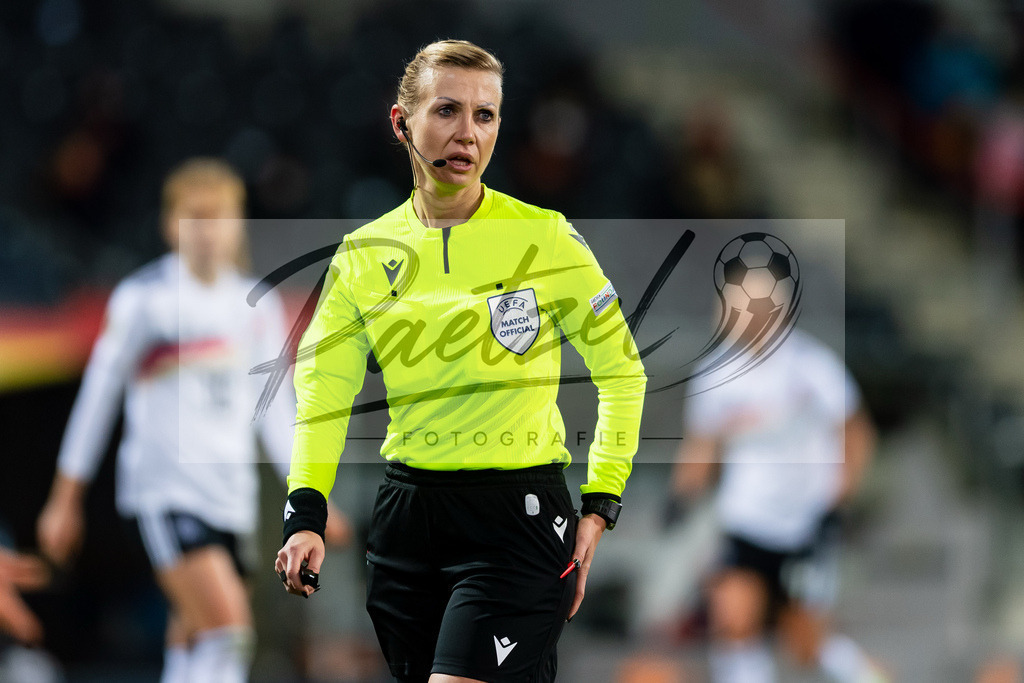 GERTUR20211126_141 | Fussball, Frauen: Schiedsrichterin Aleksandra Cesen schaut bei dem Spiel der WM-Qualifikation zwischen Deutschland und Tuerkei im Eintracht-Stadion am 26.11.2021 in Braunschweig, Deutschland. - Realisiert mit Pictrs.com