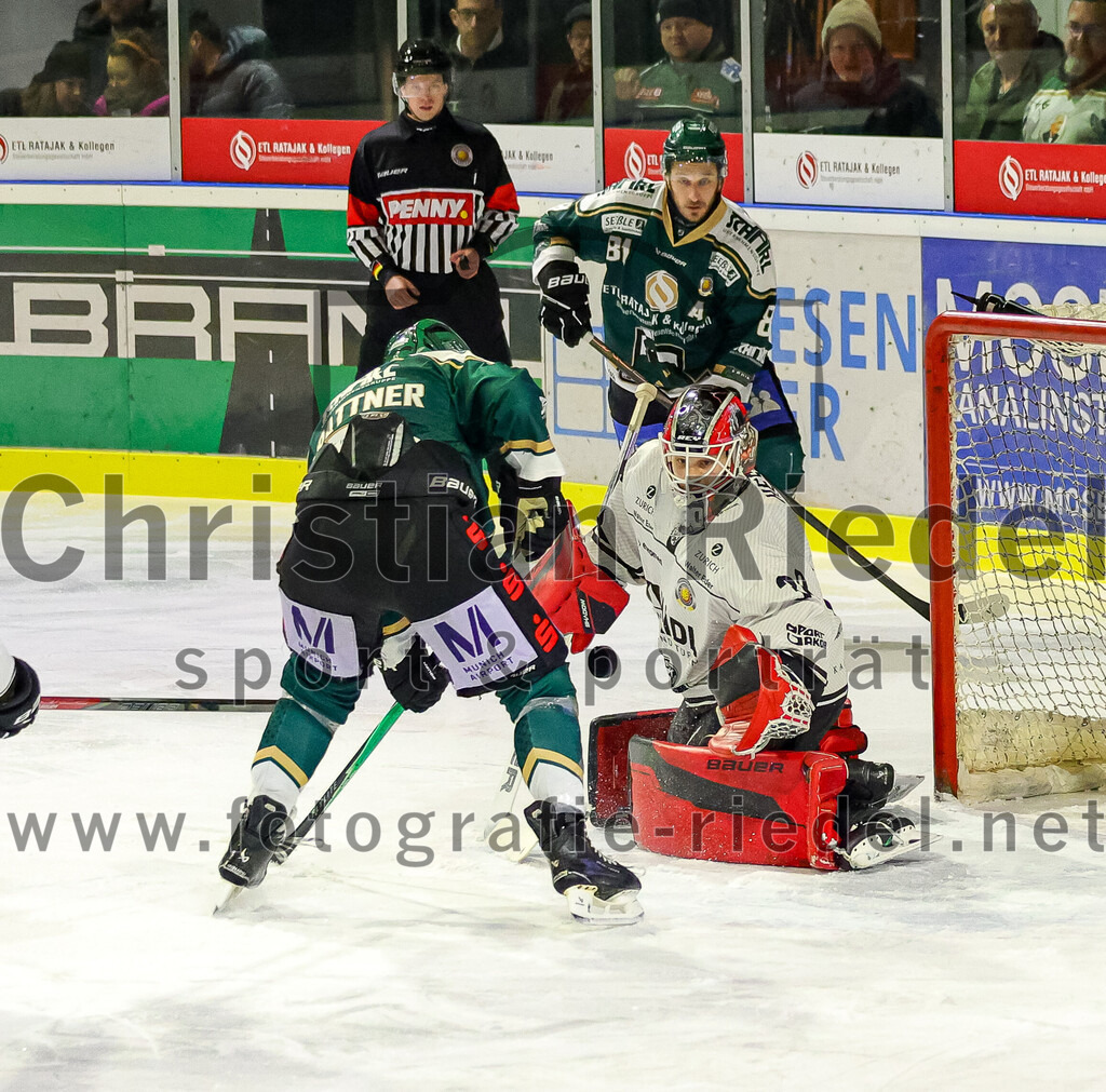 2026-01-30_090_TSV_Erding_gegen_EHF_Passau_Black_Hawks | Erding, Deutschland, 30.01.2026:Eishockey, Oberliga Süd 2025 / 2026, 42. Spieltag, TSV Erding gegen EHF Passau Black Hawks, Endergebnis: 2:6Louis Trattner (Erding Gladiators, #7), Torwart Janik Engler (EHF Passau Black Hawks, #30)Foto: Christian Riedel / fotografie-riedel.net
