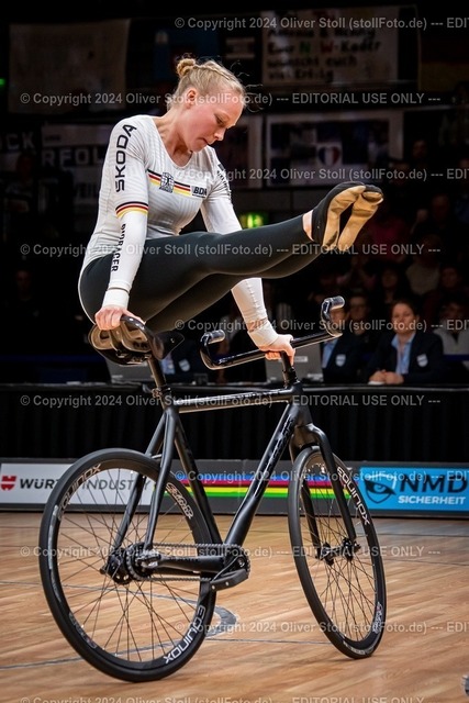 20241026OAS33554-lic | FUELLER Lara (GER / RKV Poppenweiler) First Place at UCI World Championships Indoor Artistic Cycling Bremen/GER Proposal 194,70 points Result 186,89 points - Realisiert mit Pictrs.com