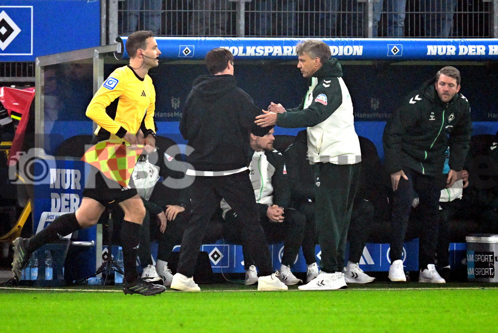 KBS Picture_HSV-WerderBremen_053 | v.l. Nach Spielende geht Polzin Merlin Trainer (HSV) zu Steffen Horst Trainer (Werder Bremen) ,Sportplatz :  Volksparkstadion, - Realisiert mit Pictrs.com