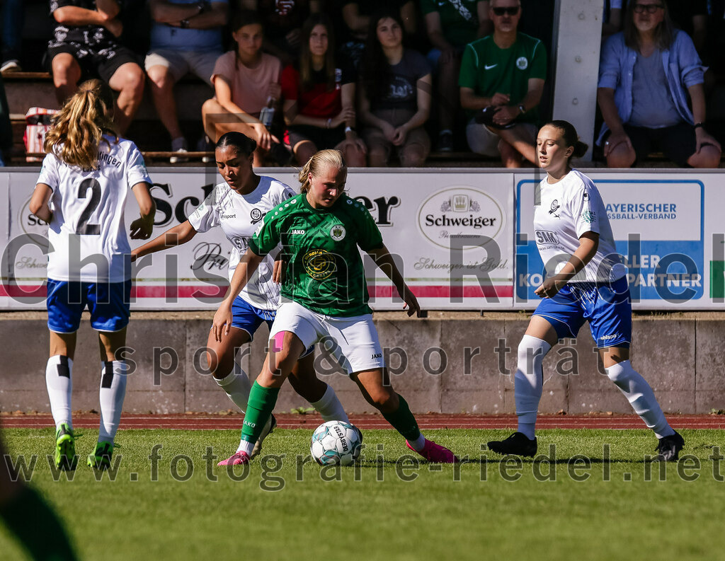 2023-09-16_038_FC_Forstern_gegen_VfL_Sindelfingen_Ladies_I | Forstern, Deutschland, 16.09.2023:
Fußball, B-Juniorinnen-Bundesliga Süd 2023 / 2024, 2. Spieltag, FC Forstern gegen VfL Sindelfingen Ladies I, Endergebnis: 4:1

Mathilde Galy (VfL Sindelfingen Ladies I, #2), Flora Schmalzriedt (VfL Sindelfingen Ladies I, #3), Teresa Frizberg (FC Forstern, #28)

Foto: Christian Riedel / fotografie-riedel.net