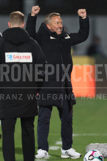 TSV Egger Glas Hartberg vs SV Oberbank Ried – Austrian Bundesliga Match | The image shows headcoach Manfred Schmid (Hartberg) rejoicing the win, at the Bundesliga match TSV Hartberg vs SV Ried at Profertil Arena Hartberg. 22.11.2025