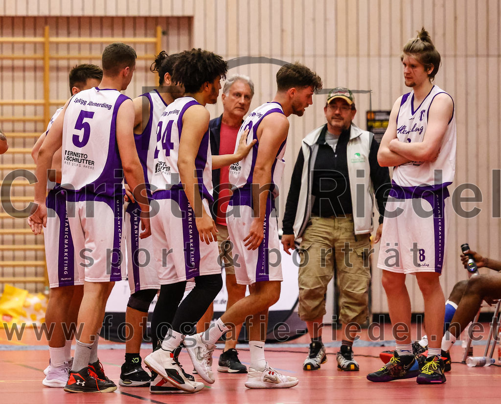 2022-05-29_066_SpVgg_Altenerding_gegen_Muenchen_Basket_2 | Erding, Deutschland, 29.05.2022:
Basketball, Bezirksliga 2021 / 2022, Herren Turnier der 2. der Aufstiegsrunden, SpVgg Altenerding gegen München Basket 2, Endergebnis: 

+a5+, Justin Ledbetter (SpVgg Altenerding, #24), Jonah Timothy Richardson (SpVgg Altenerding, #13), Kristof Vadasz (SpVgg Altenerding, #8)

Foto: Christian Riedel / fotografie-riedel.net