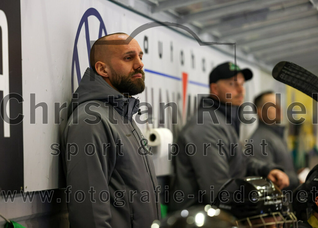 2023-02-19_049_TSV_Erding_gegen_VfE_Ulm-Neu-Ulm | Erding, Deutschland, 19.02.2023:
Eishockey, Bayernliga Meisterrunde Gruppe B 2022 / 2023, 5. Spieltag, TSV Erding gegen VfE Ulm/Neu-Ulm, Endergebnis: 

Teamchef Felix Schütz (Erding Gladiators)

Foto: Christian Riedel / fotografie-riedel.net